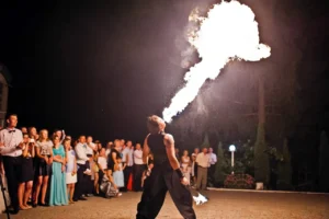 Artista circense a un matrimonio elegante