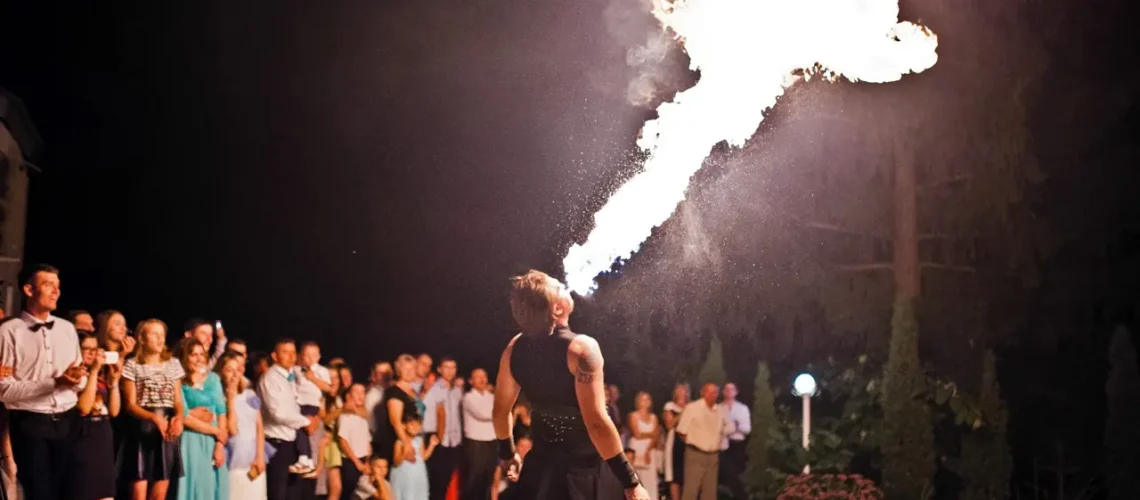 Artista circense a un matrimonio elegante